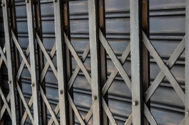 Quand et comment r&eacute;parer vos stores &agrave; Miribel ? Guide pratique